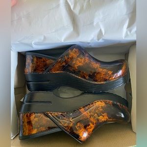 Dansko Clogs Women’s size 37 new never been worn